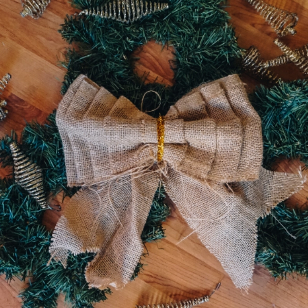 DIY-Christmas-Decor-Burlap-Bows