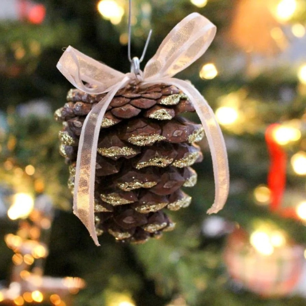 DIY-Christmas-Decor-Glittery-Pinecones