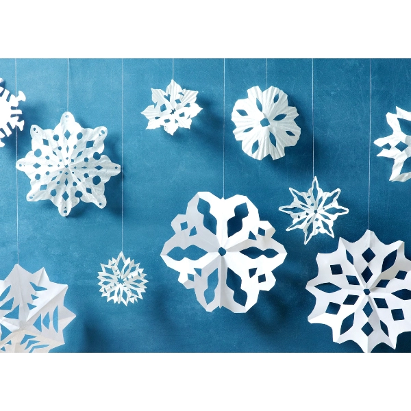 DIY-Christmas-Decor-Paper-Snowflakes