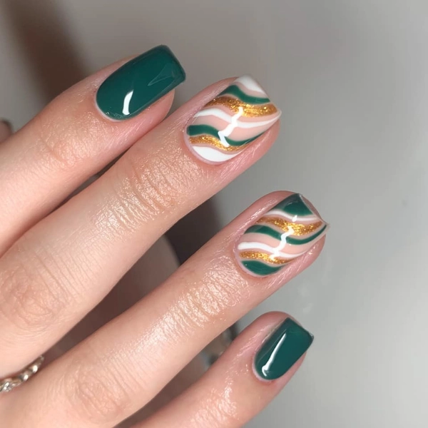 Green-and-Gold-Christmas-Nail-Abstract-Art