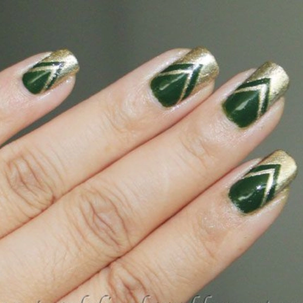 Green-and-Gold-Christmas-Nail-Chevron