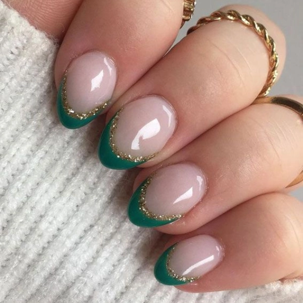 Green-and-Gold-Christmas-Nail-Glitter-Tips