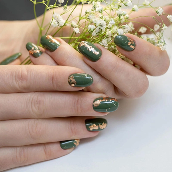 Green-and-Gold-Christmas-Nail-Gold-Foil