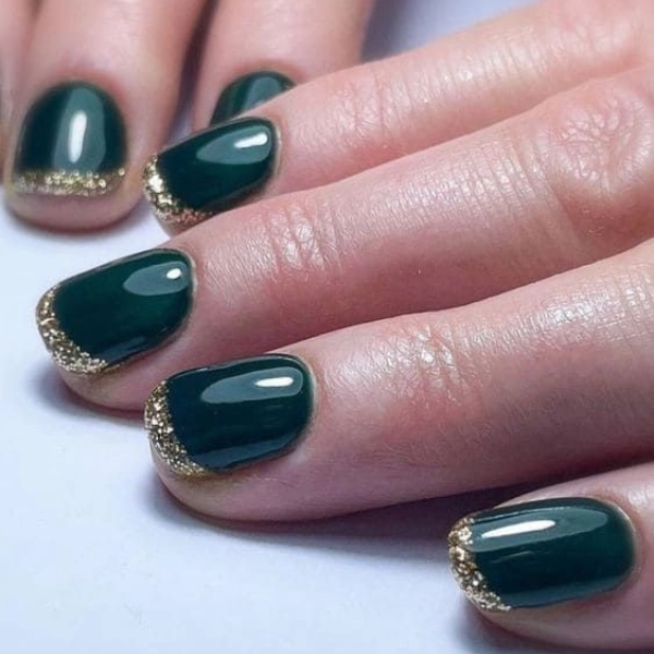 Green-and-Gold-Christmas-Nail-Gold-French-Tips