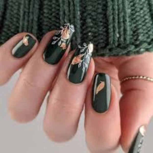 Green-and-Gold-Christmas-Nail-Golden-Leaves