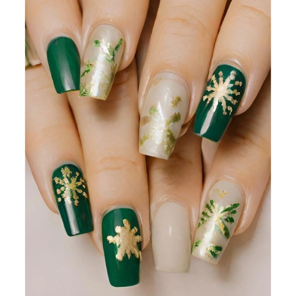 Green-and-Gold-Christmas-Nail-Golden-Snowflakes