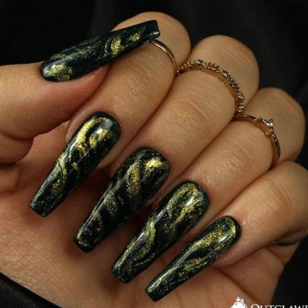 Green-and-Gold-Christmas-Nail-Golden-Swirls