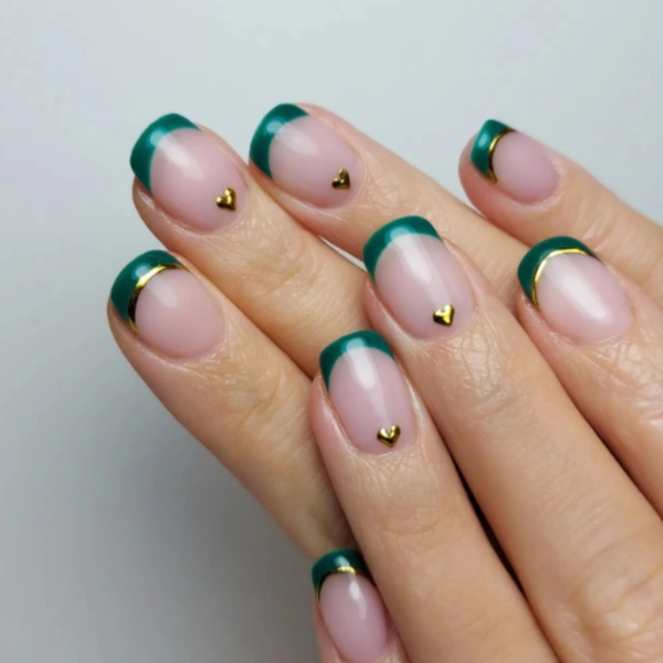 Green-and-Gold-Christmas-Nail-Gradient-Tips