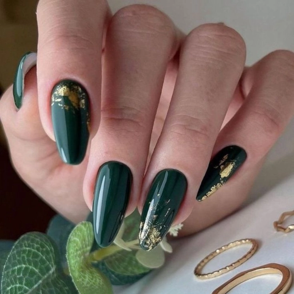 Green-and-Gold-Christmas-Nail-Green-Velvet