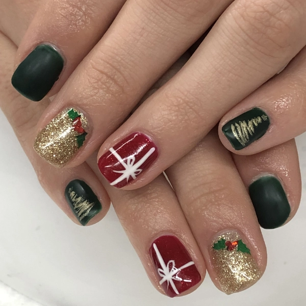 Green-and-Gold-Christmas-Nail-Holly-Accents