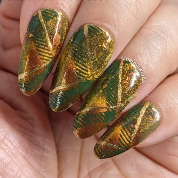 Green-and-Gold-Christmas-Nail-Plaid