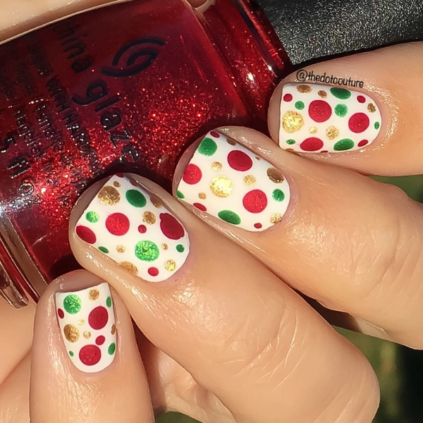 Green-and-Gold-Christmas-Nail-Polka-Dots