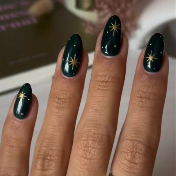 Green-and-Gold-Christmas-Nail-Starry-Night