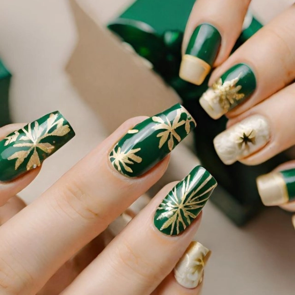 Green-and-Gold-Christmas-Nail-Wreath-Design