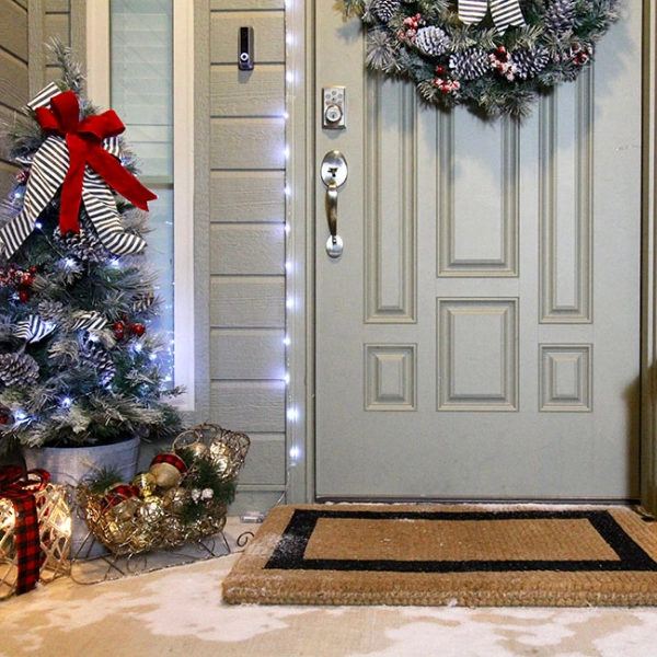 Outdoor-yard-Christmas-decor-Front-Door-Bows