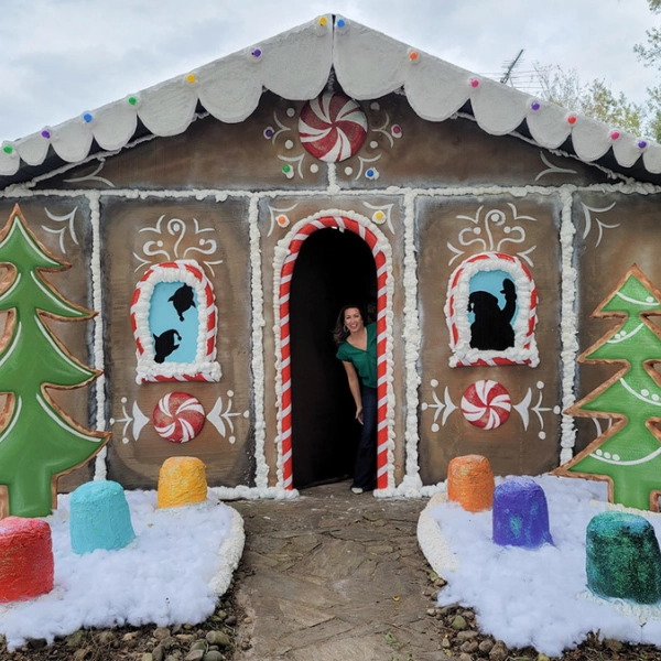 Outdoor-yard-Christmas-decor-Gingerbread-House-Decor