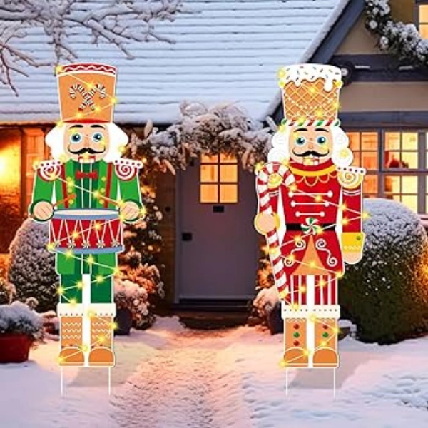 Outdoor-yard-Christmas-decor-Nutcracker-Soldiers