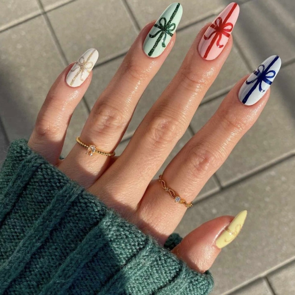 Red-and-Green-Christmas-Nail-Bow