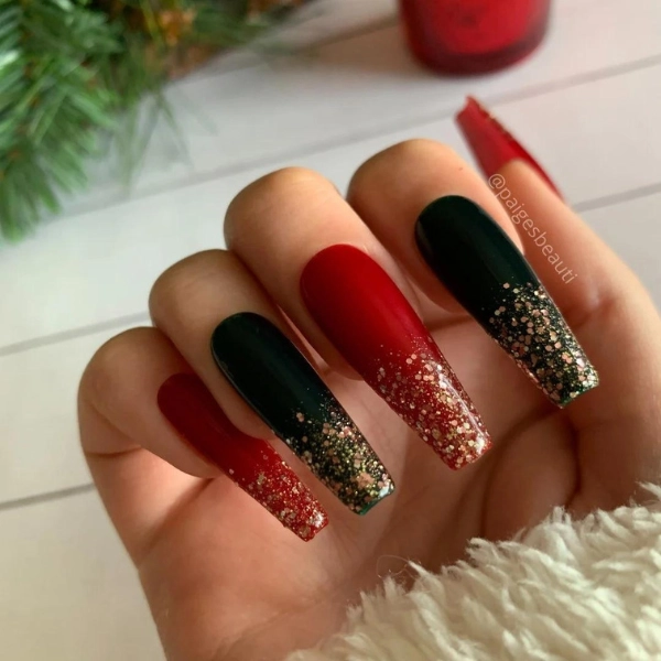 Red-and-Green-Christmas-Nail-Elegant-Gems