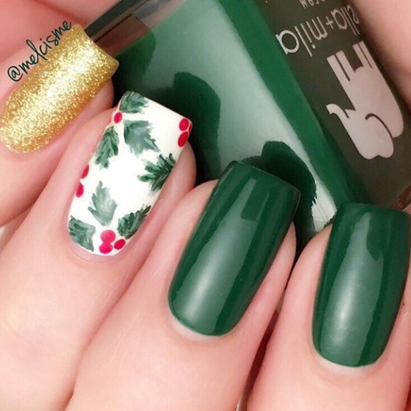 Red-and-Green-Christmas-Nail-Mistletoe-Magic