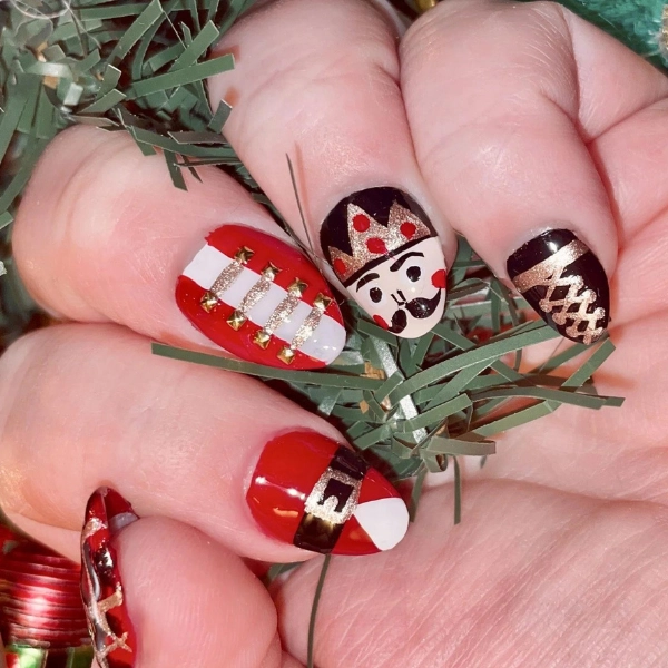 Red-and-Green-Christmas-Nail-Nutcracker