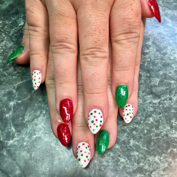 Red-and-Green-Christmas-Nail-Polka-Dots