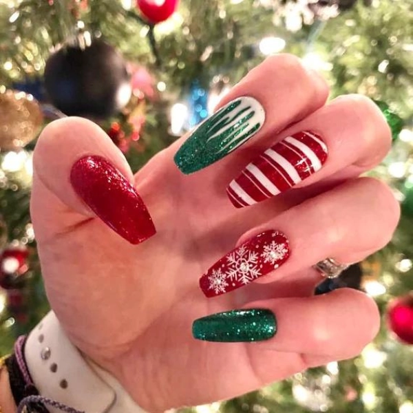 Red-and-Green-Christmas-Nail-Snowflake