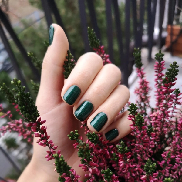 Short-Gel-Fall-Nails-Dark-Forest-Green