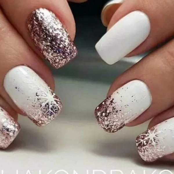 Short-White-Christmas-Nails-Glitter-Gradient