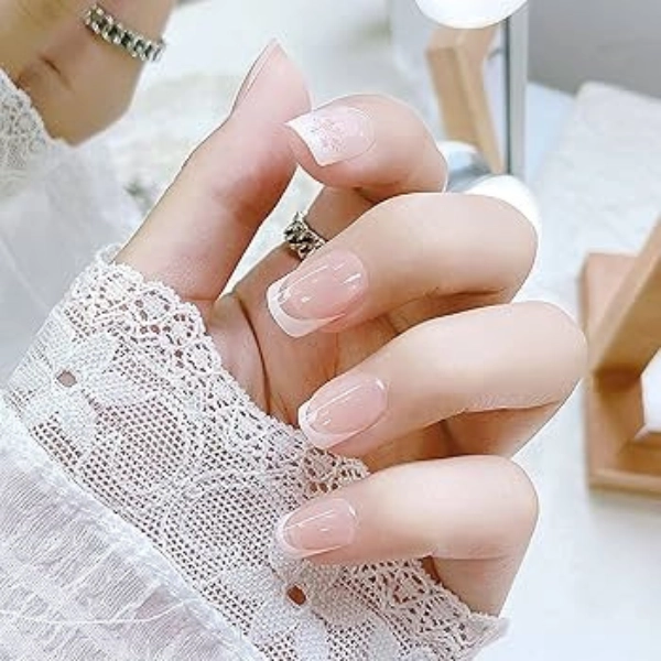 Short-White-Christmas-Nails-Lace