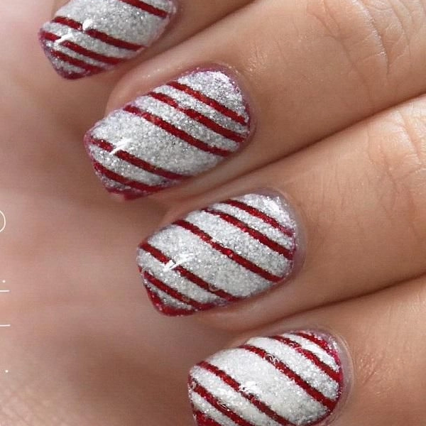 Short-White-Christmas-Nails-Metallic-Stripes