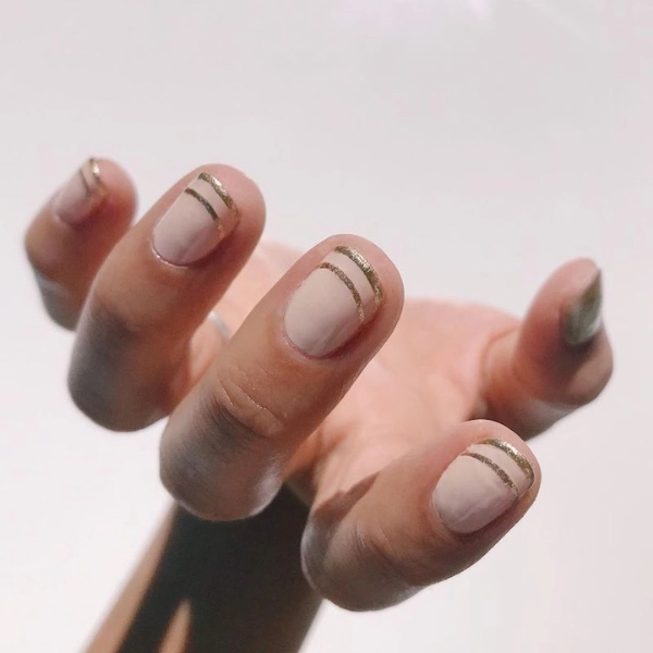 Short-White-Christmas-Nails-Minimalist-Lines