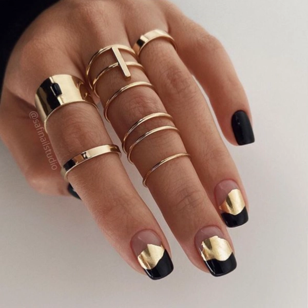 Short-autumn-fall-nails-Black-and-Gold