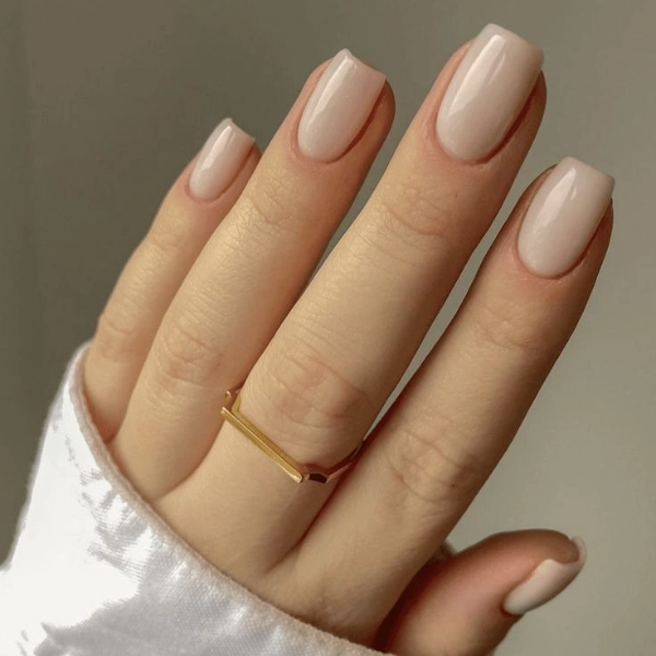 Short-autumn-fall-nails-Creamy-Nude