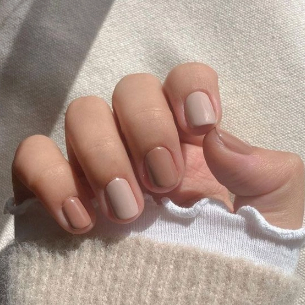 Simple-Autumn-Fall-Nails-Creamy-Nude