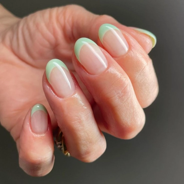 Simple-Summer-Green-Almond-Nails-Mint-French