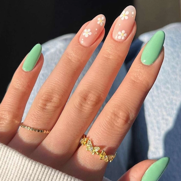 Simple-Summer-Green-Almond-Nails-Mint-and-White