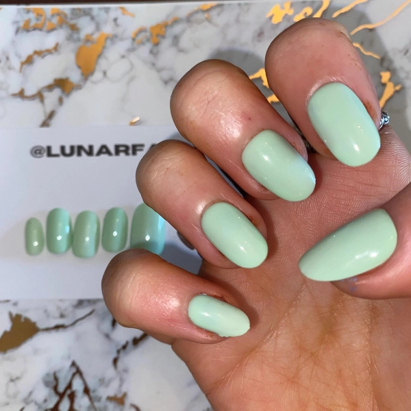 Simple-Summer-Green-Almond-Nails-Mint