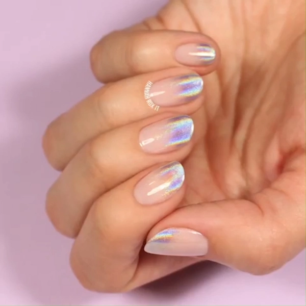 dope-nail-summer-Holographic-Highlights