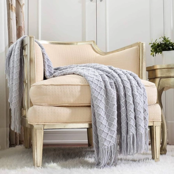 home-decor-farmhouse-living-room-Cozy-Throws