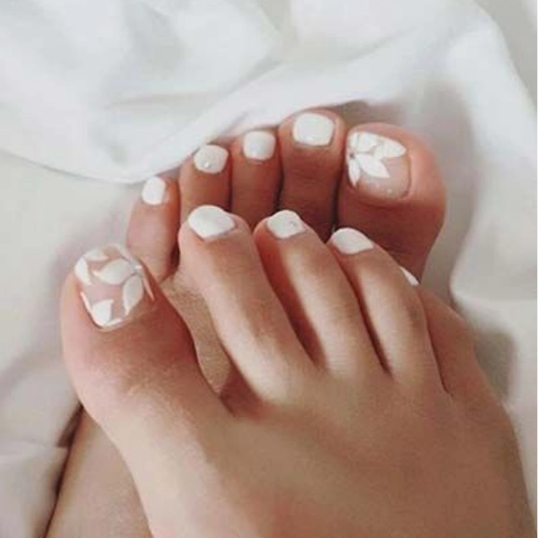 pedicure-ideas-white-toenails-Negative-Space