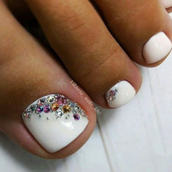 pedicure-ideas-white-toenails-Rhinestones