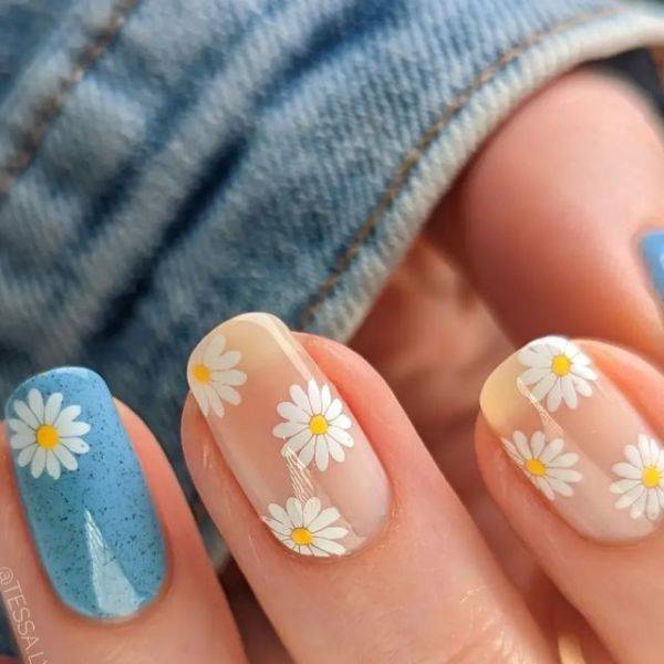 Daisy Square Nails