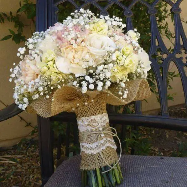  DIY Burlap-Wrapped Bouquet